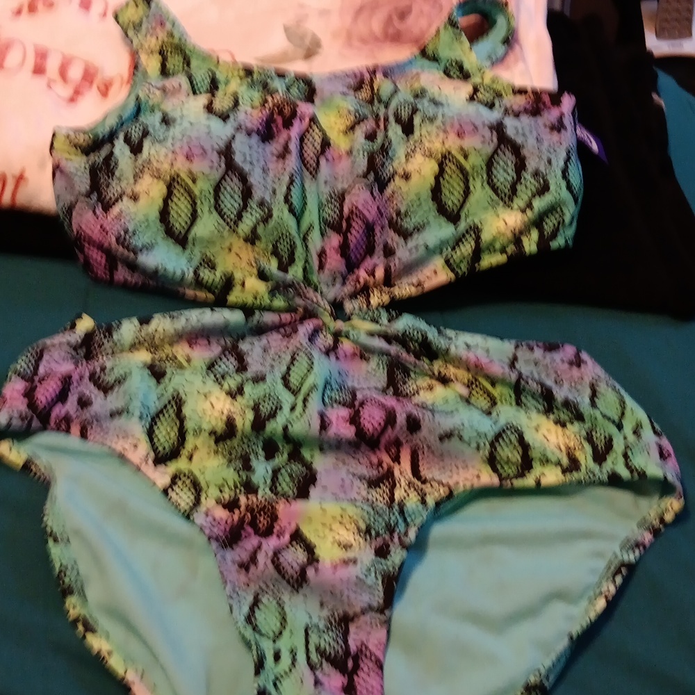 Girls swimsuit one piece